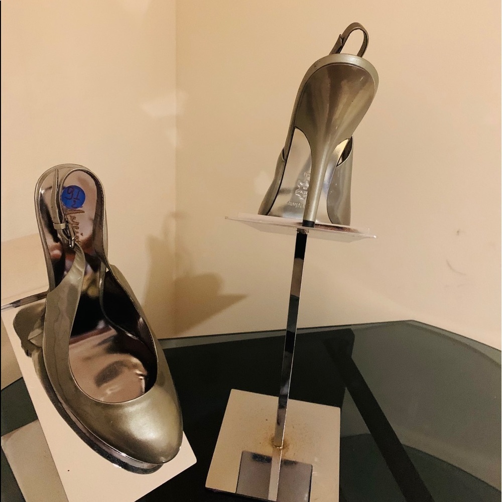 S38- 💲💲SALE💲💲 Marciano Sandals in Pewter size 9.5